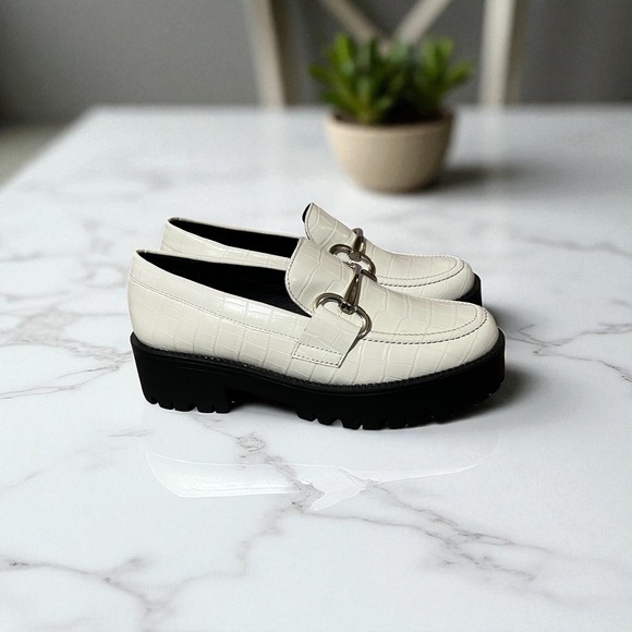 Steve Madden‎ Lug Sole Loafers Size 7.5 White Croc Embossed Hardware Accents - Picture 2 of 9